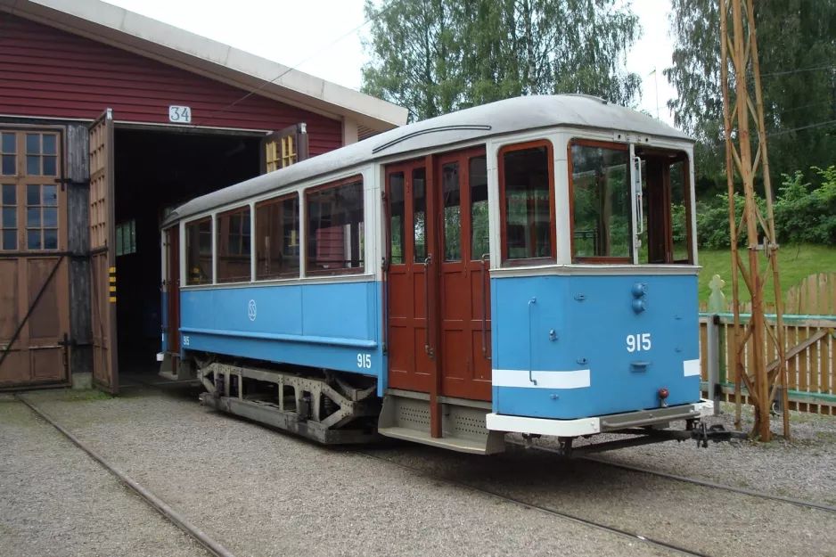 Malmköping Beiwagen 915 vor Hall III (2012)