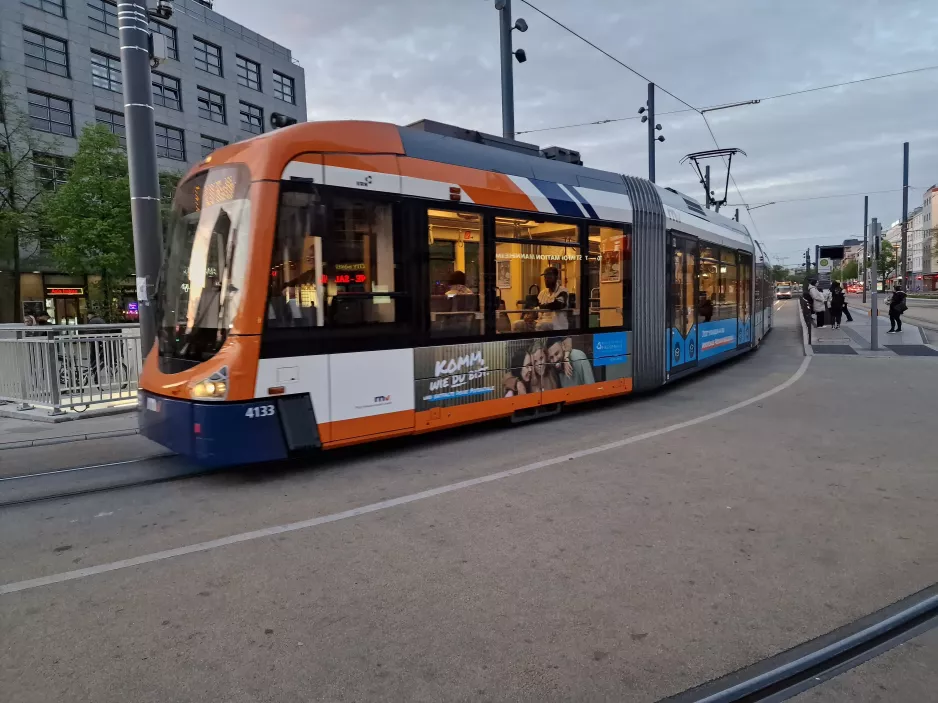 Mannheim Niederflurgelenkwagen 4133 vor MA Hauptbahnhof (2023)