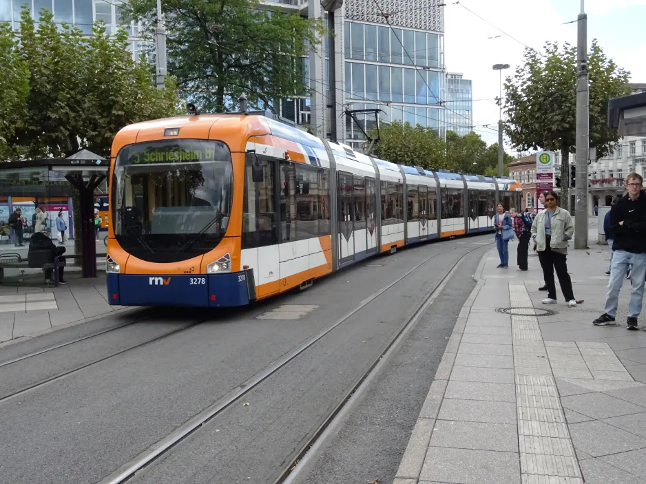 Mannheim Regionallinie 5 mit Niederflurgelenkwagen 3278 auf Bismarckplatz (2024)