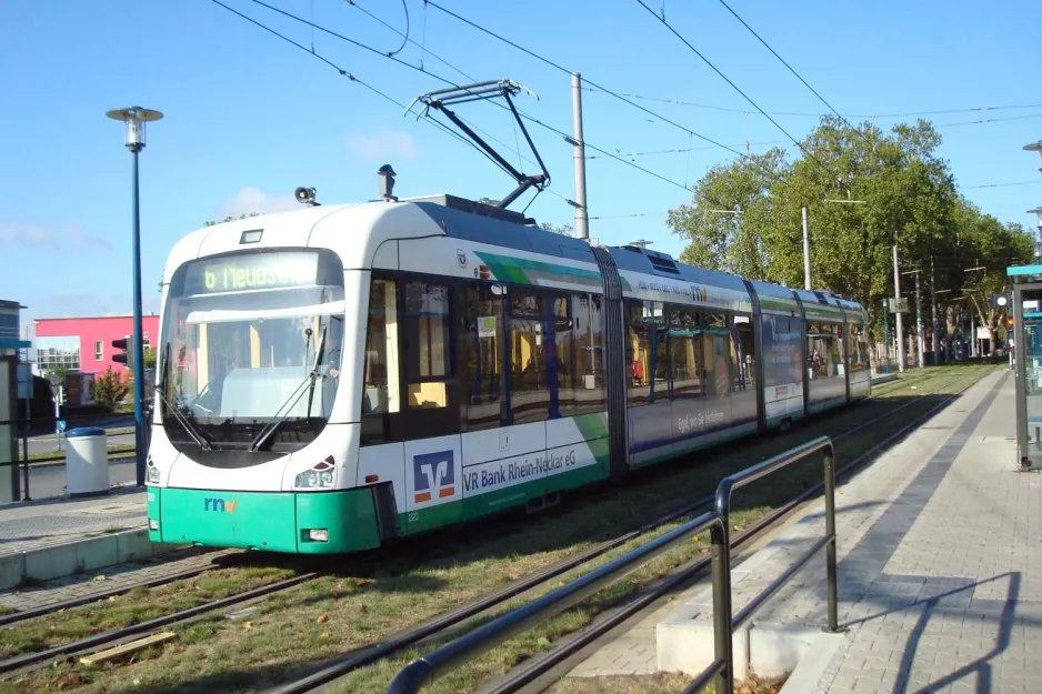 Mannheim Straßenbahnlinie 6 mit Niederflurgelenkwagen 220 am Neuostheim (2009)