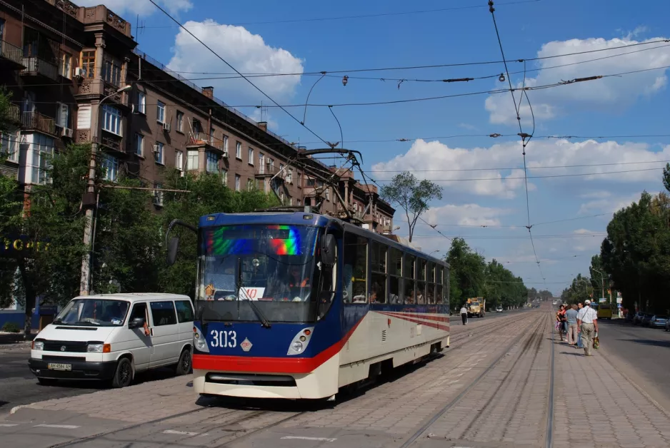 Mariupol Straßenbahnlinie 10 mit Triebwagen 303 am Nikopolskyi Ave (2012)