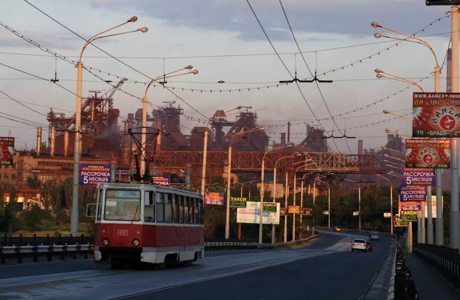 Mariupol Straßenbahnlinie 6 mit Triebwagen 980nah Azovstal Combinat (2012)