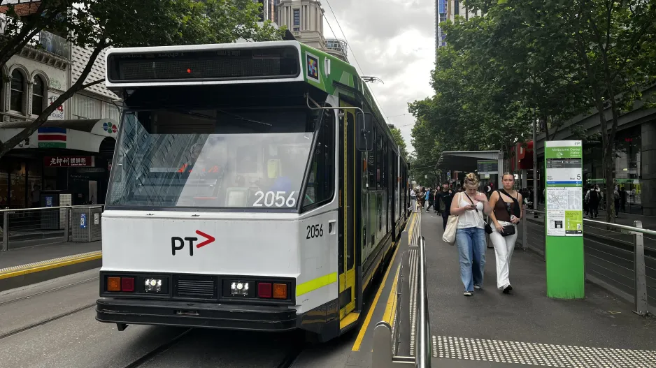 Melbourne Gelenkwagen 2056 am Melbourne Central Station/Elizabeth Street (2024)