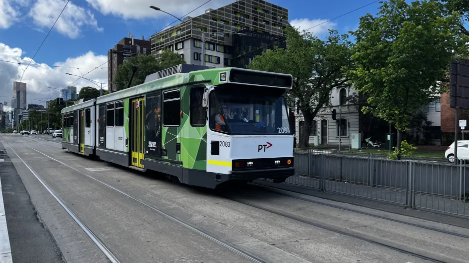 Melbourne Gelenkwagen 2083 nahe bei Royal Childrens Hospital (2024)