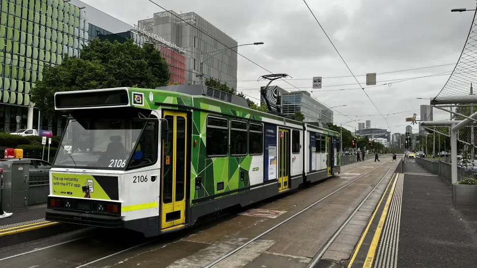 Melbourne Gelenkwagen 2108 am Royal Childrens Hospital (2024)