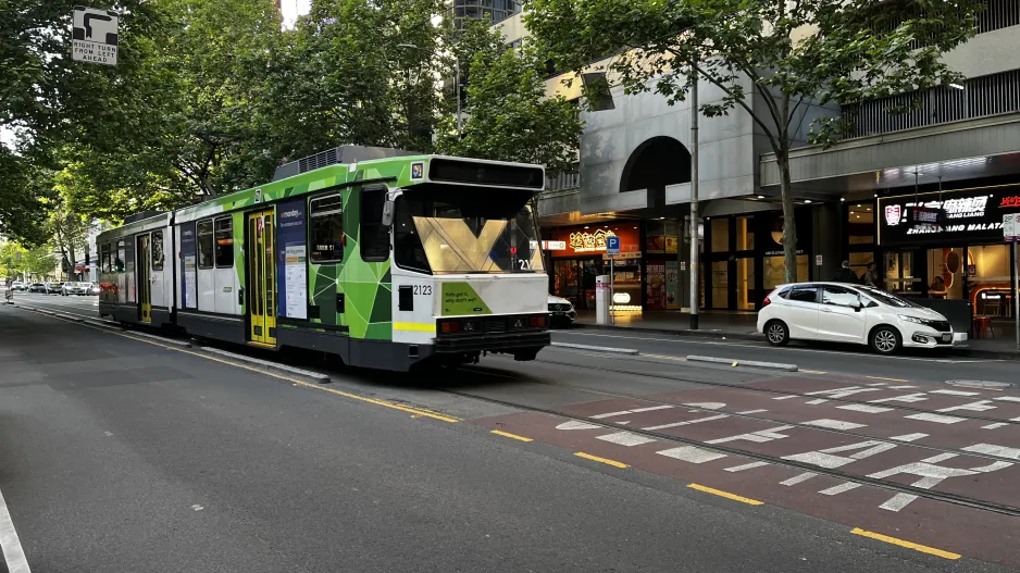 Melbourne Gelenkwagen 2123 auf Elizabeth Street (2024)