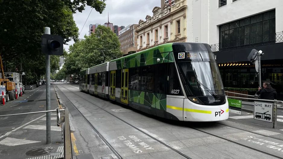 Melbourne Niederflurgelenkwagen 6027 am Spring Street/Bourke Street (2024)