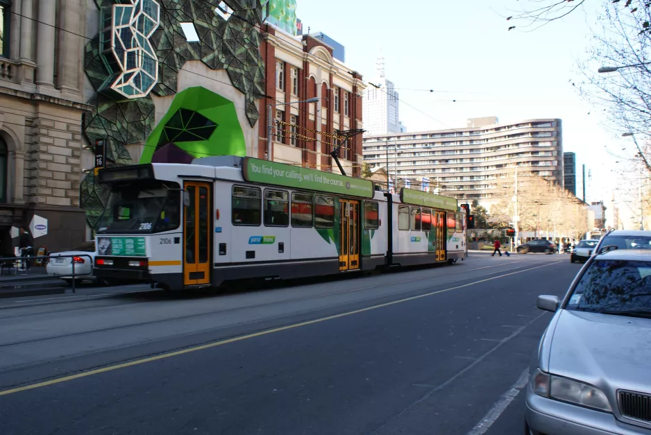 Melbourne Straßenbahnlinie 1 mit Gelenkwagen 2106nah Lincoln Square/Swanston Street (2010)