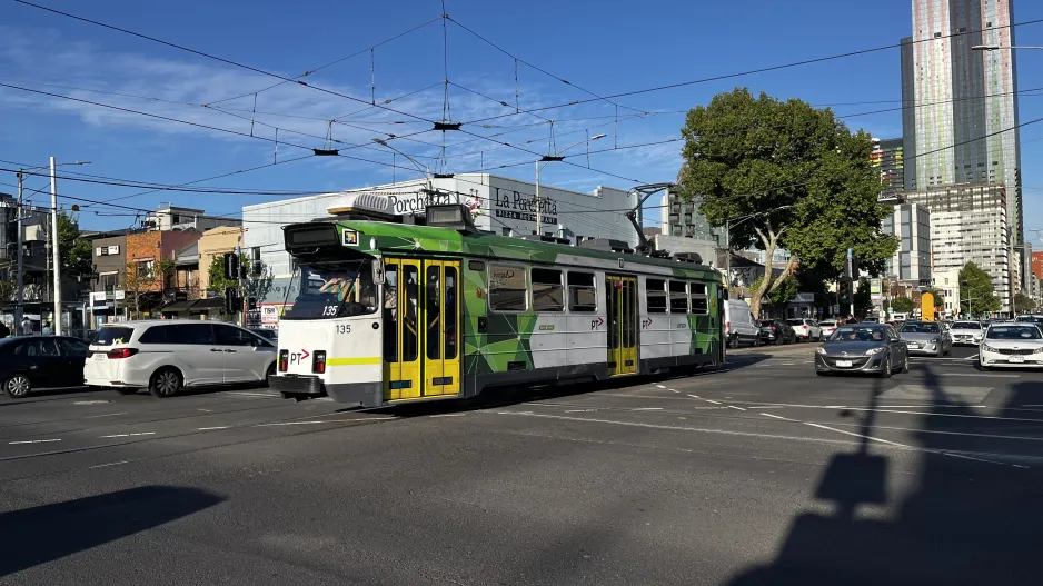 Melbourne Straßenbahnlinie 57 mit Triebwagen 135 auf Victoria Street (2024)