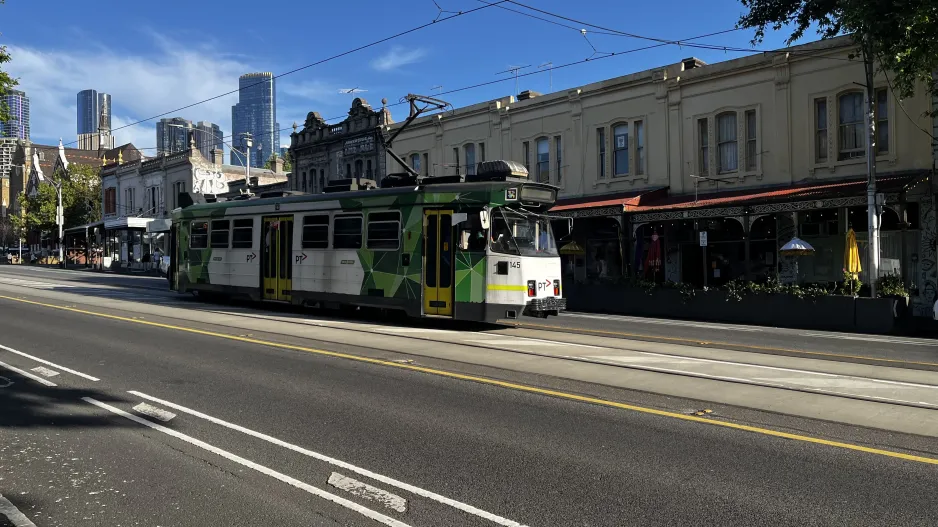 Melbourne Straßenbahnlinie 57 mit Triebwagen 145 auf Victoria Street (2024)