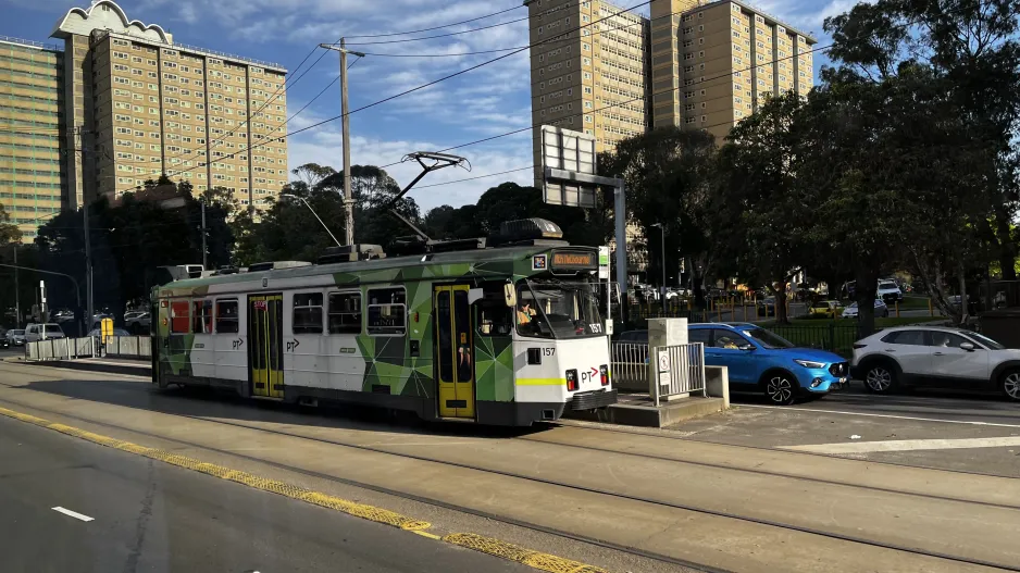 Melbourne Straßenbahnlinie 57 mit Triebwagen 157 am Flemington (2024)