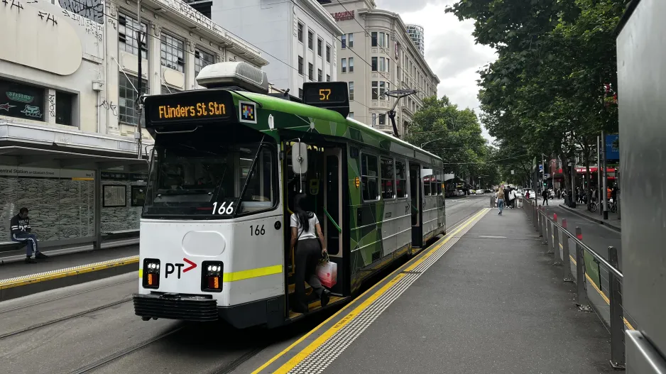 Melbourne Straßenbahnlinie 57 mit Triebwagen 166 am Melbourne Central Station/Elizabeth Street (2024)