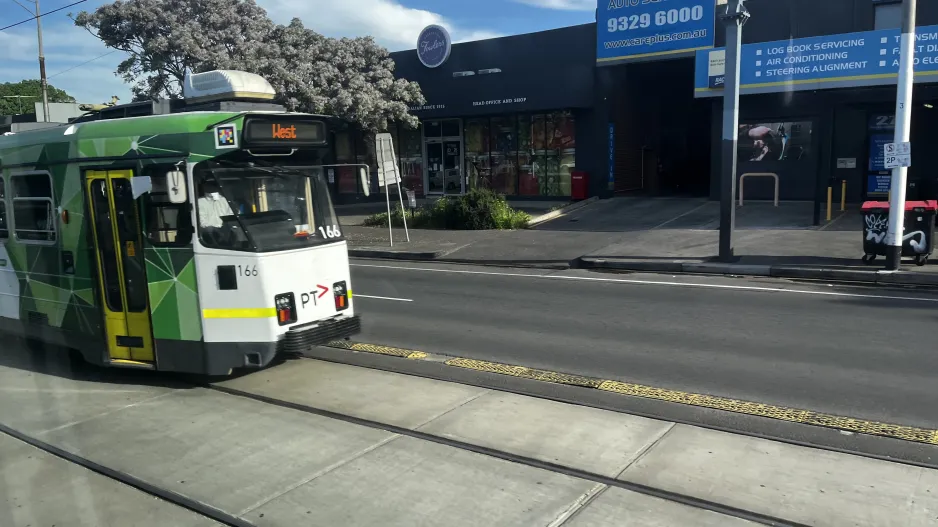 Melbourne Straßenbahnlinie 57 mit Triebwagen 166 Racecourse Road (2024)