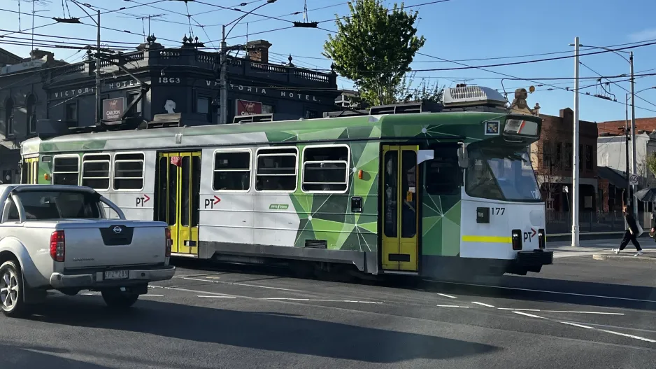 Melbourne Straßenbahnlinie 57 mit Triebwagen 177 nahe bei Peel Street/Victoria Street (2024)