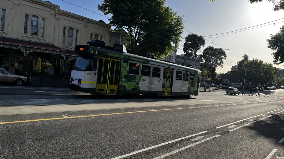 Melbourne Straßenbahnlinie 57 mit Triebwagen 179 auf Victoria Street (2024)