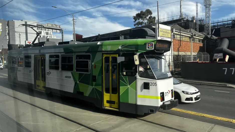 Melbourne Straßenbahnlinie 57 mit Triebwagen 205 auf Racecourse Road (2024)