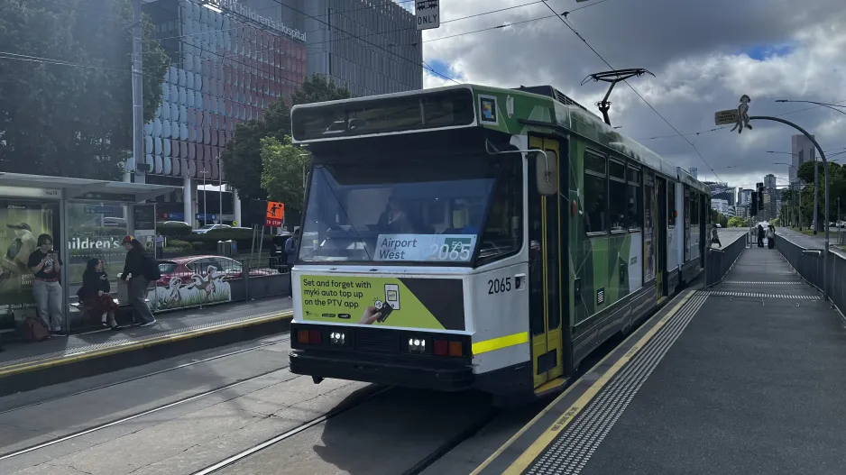 Melbourne Straßenbahnlinie 59 mit Gelenkwagen 2065 am Royal Childrens Hospital (2024)