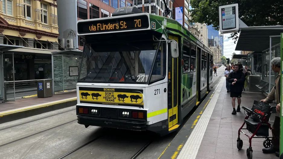 Melbourne Straßenbahnlinie 70 mit Triebwagen 271 am Flinders Street Station (2024)