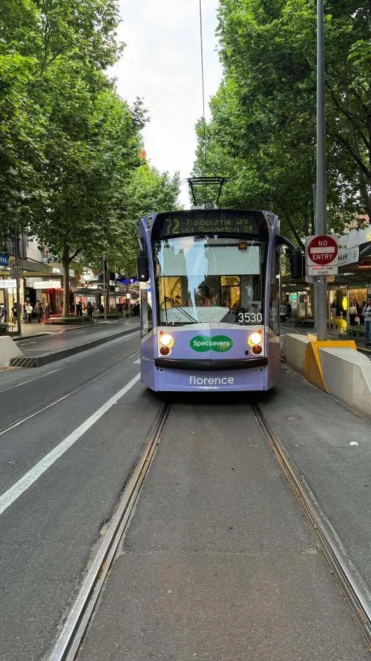 Melbourne Straßenbahnlinie 72 mit Niederflurgelenkwagen 3530 nahe bei Swanston Street/Bourke Street (2024)