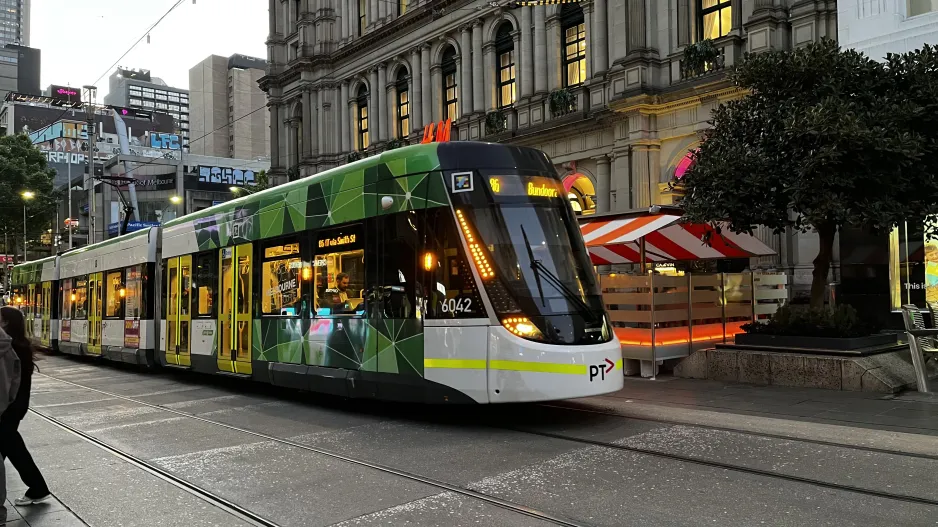 Melbourne Straßenbahnlinie 86) mit Niederflurgelenkwagen 6042 Elizabeth Street/Bourke Street (2024)