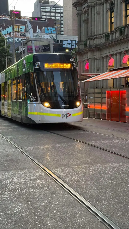 Melbourne Straßenbahnlinie 86) mit Niederflurgelenkwagen 6042 nahe bei Swanston Street/Bourke Street (2024)