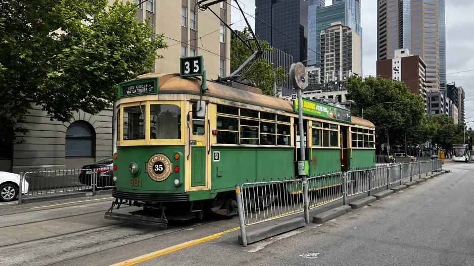 Melbourne Touristenbahn 35 (City Circle) mit Triebwagen 981 am Bourke Street/Spring Street (2024)