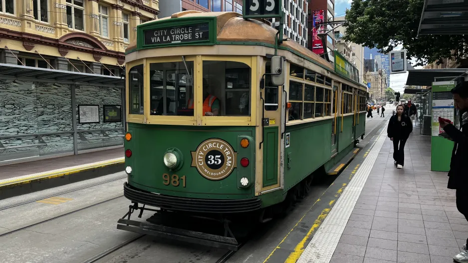 Melbourne Touristenbahn 35 (City Circle) mit Triebwagen 981 am Flinders Street Station (2024)