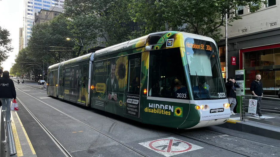 Melbourne Zusätzliche Linie 30 mit Niederflurgelenkwagen 3033 am Melbourne Central Station/La Trobe Street (2024)