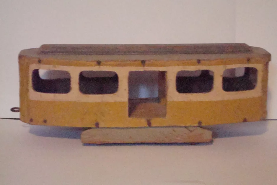 Modellstraßenbahn: Beiwagen aus Holz von der Seite gesehen (1925)
