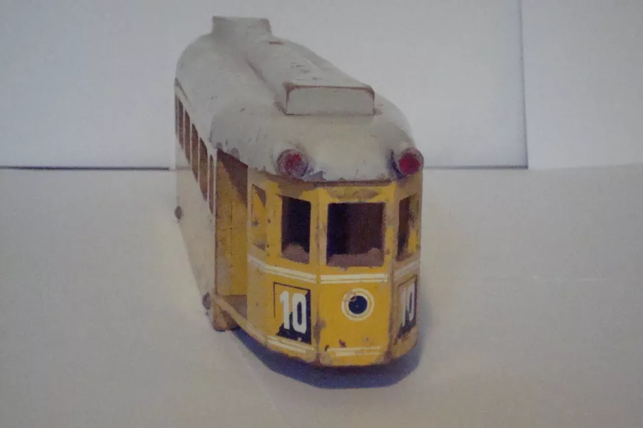Modellstraßenbahn: Die Vorderseite: Modells des Drehgestell-Motorwagens von Lunding, als Linie 10 (1950)