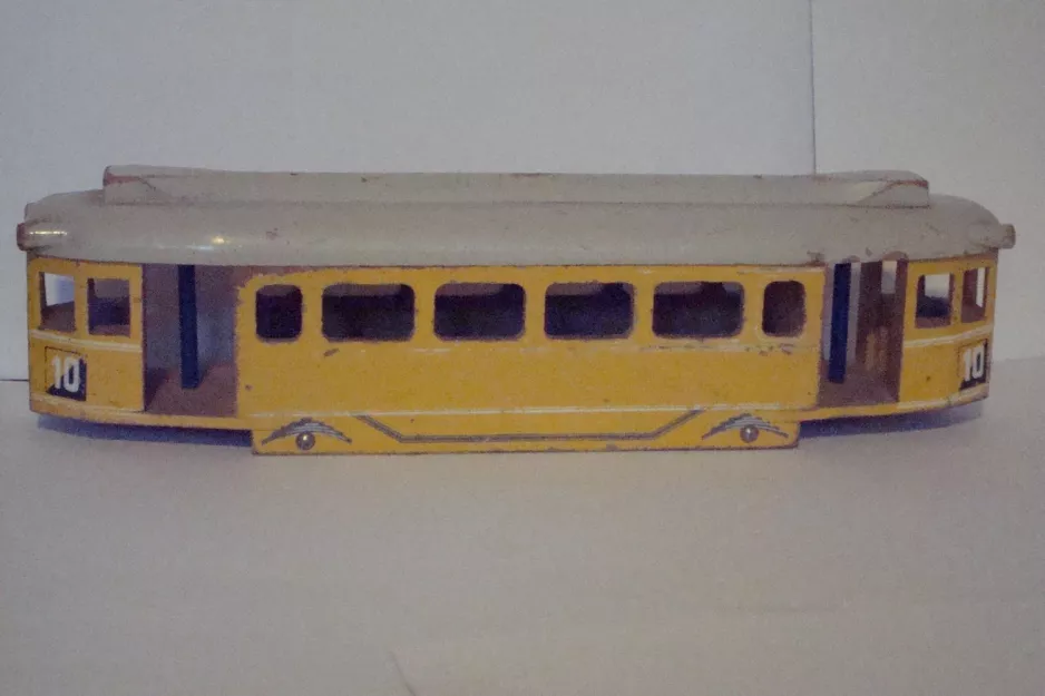Modellstraßenbahn: Seite des Modells des Drehgestell-Motorwagens von Lunding, als Linie 10 (1950)