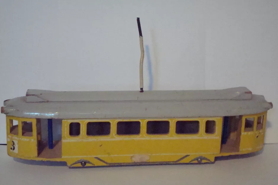 Modellstraßenbahn: Seitenansicht von einem linie 3 des Drehgestellmotorwagens von Lunding (1953)