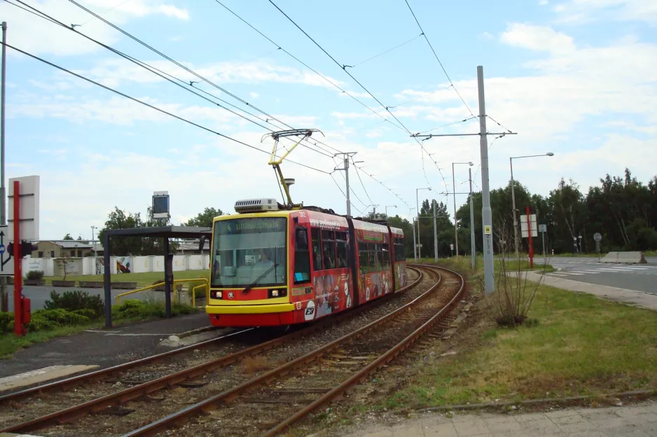 Most Straßenbahnlinie 4 mit Niederflurgelenkwagen 202 am Záluži, Zdravotní středisko (2011)