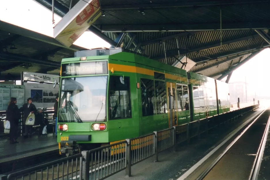 Mülheim an der Ruhr Regionallinie 112 mit Niederflurgelenkwagen 207 am Neue Mitte (2004)