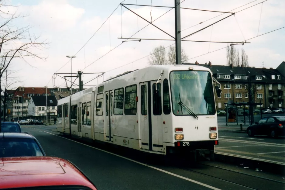 Mülheim an der Ruhr Straßenbahnlinie 102 mit Gelenkwagen 278 am Broicher Mitte (2004)