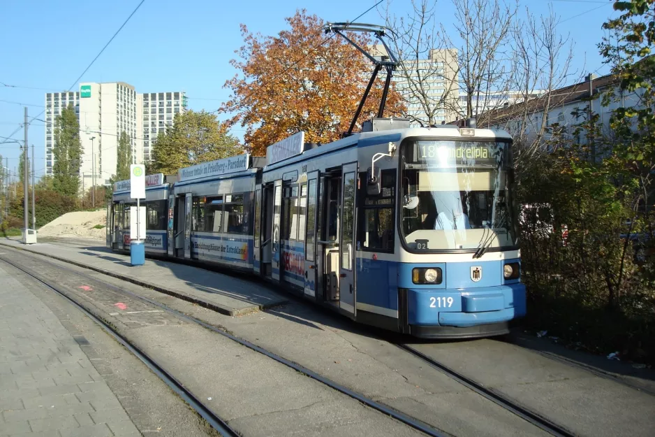 München Straßenbahnlinie 18 mit Niederflurgelenkwagen 2119 am Effnerplatz (2007)