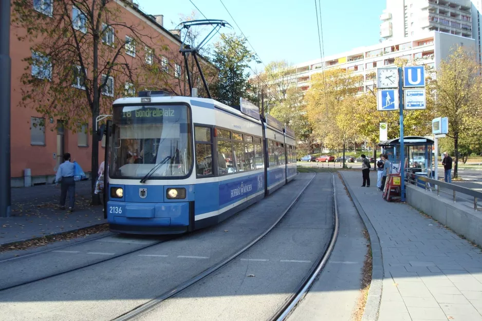 München Straßenbahnlinie 18 mit Niederflurgelenkwagen 2136 am Westendstr. (2007)