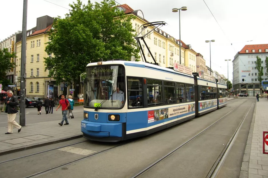 München Straßenbahnlinie 19 mit Niederflurgelenkwagen 2115 am Hauptbahnhof (2009)