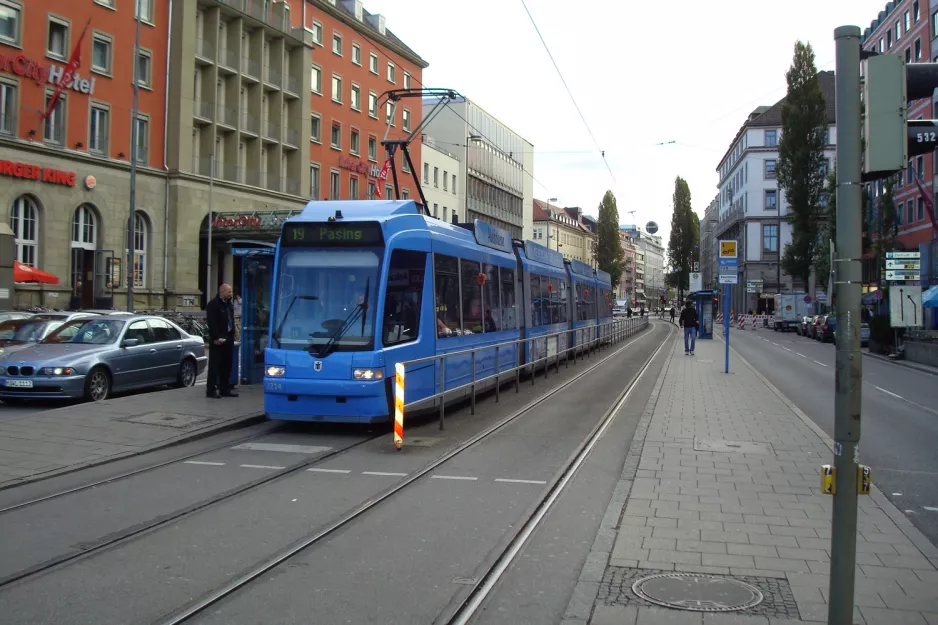 München Straßenbahnlinie 19 mit Niederflurgelenkwagen 2214 am Hauptbahnhof (Süd) (2012)