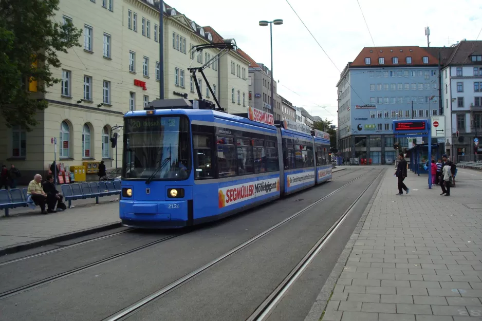 München Straßenbahnlinie 20 mit Niederflurgelenkwagen 2126 am Hauptbahnhof (2012)