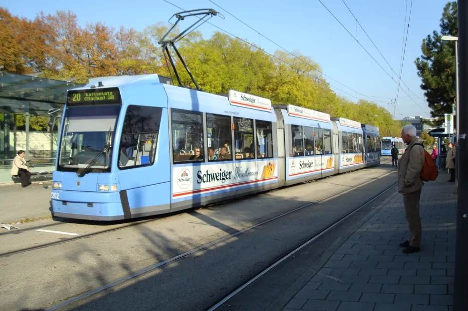 München Straßenbahnlinie 20 mit Niederflurgelenkwagen 2202 am Westfriedhof (2007)