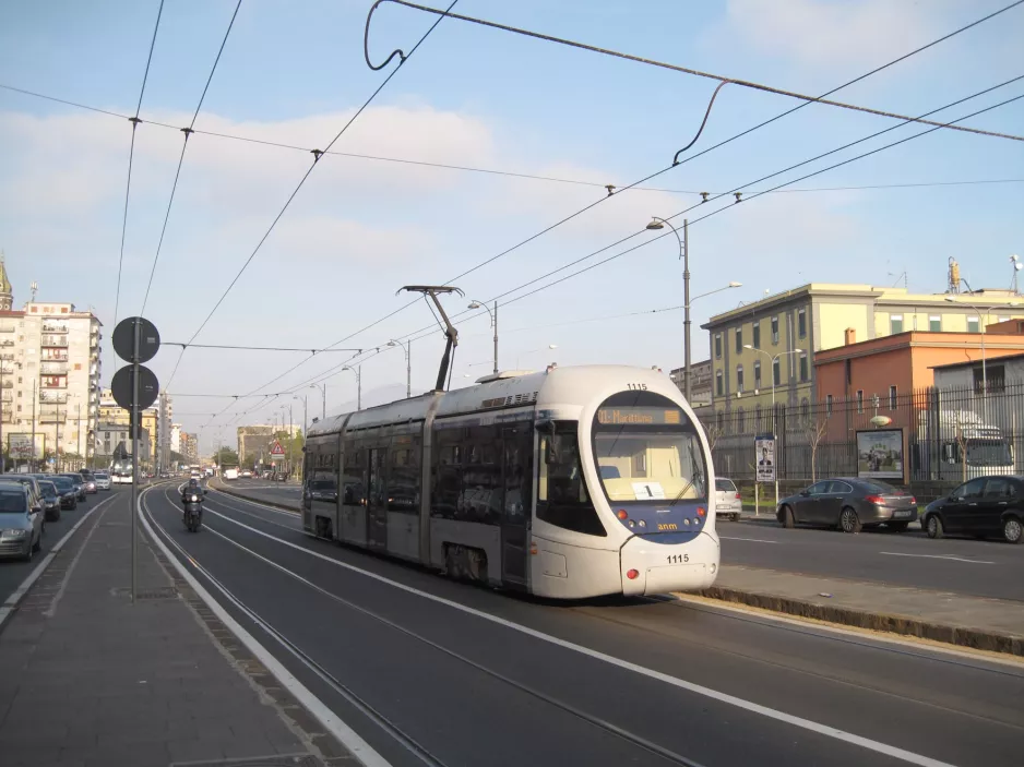 Neapel Straßenbahnlinie 1 mit Niederflurgelenkwagen 1115, die Rückseite Via Amerigo Vecpucci (2014)