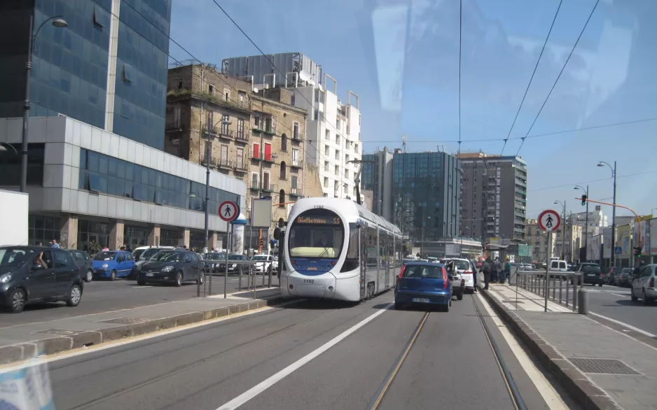 Neapel Straßenbahnlinie 4 mit Niederflurgelenkwagen 1102 nahe bei Marina - Duomo (2014)