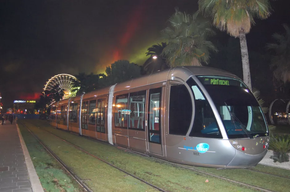 Nizza Straßenbahnlinie 1 mit Niederflurgelenkwagen 001 auf Place Masséna (2010)