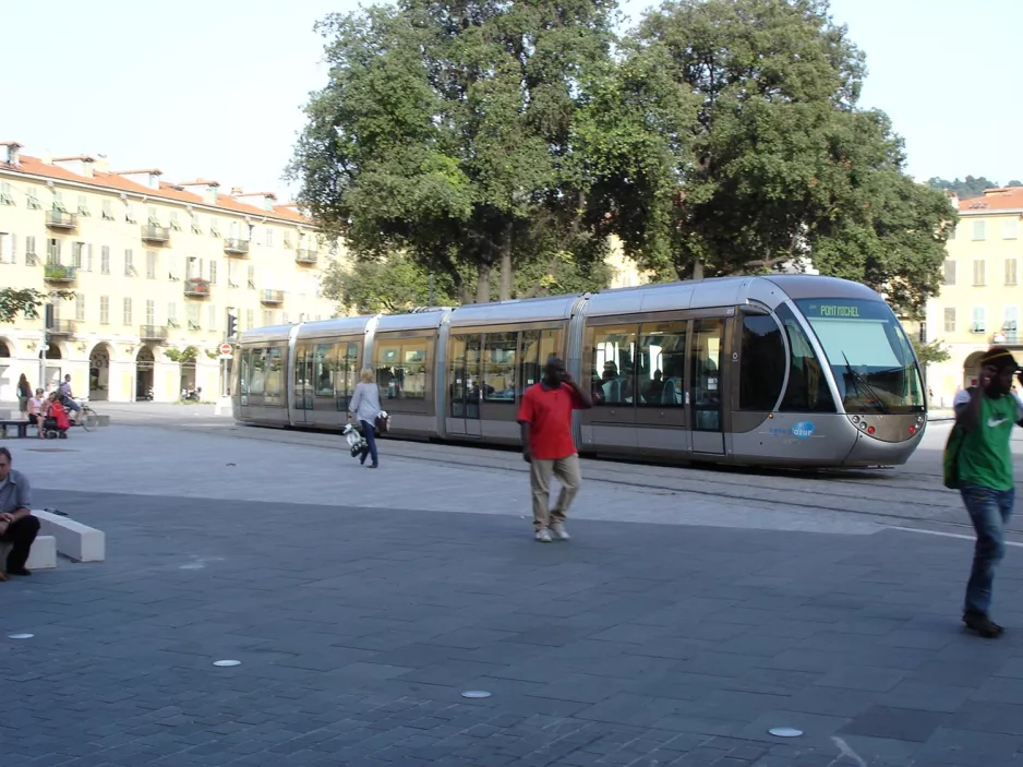 Nizza Straßenbahnlinie 1 mit Niederflurgelenkwagen 011nah Garibaldi (2008)