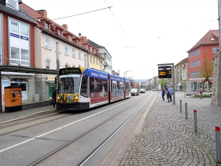 Nordhausen Regionallinie 10 mit Niederflurgelenkwagen 203 am Rathaus (2017)