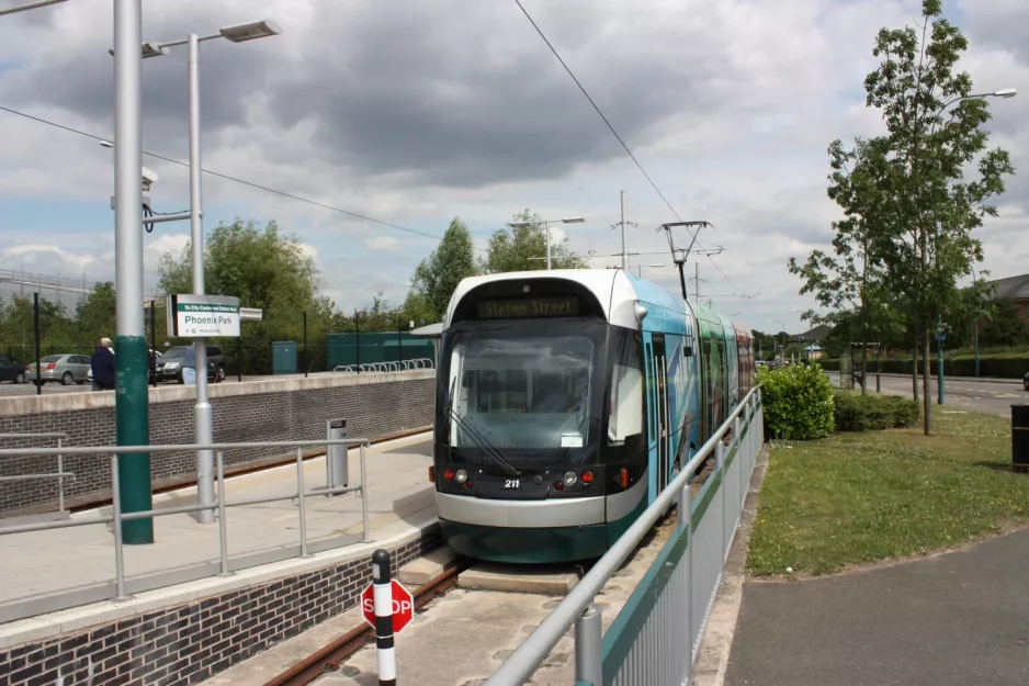 Nottingham Straßenbahnlinie Blau mit Niederflurgelenkwagen 211 "Robin Hood" am Phoenix Park (2011)