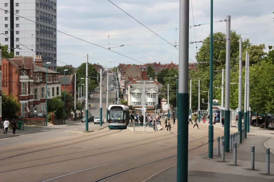 Nottingham Straßenbahnlinie Blau mit Niederflurgelenkwagen 214 "Dennis McCarthy, MBE" am The Forest (2011)