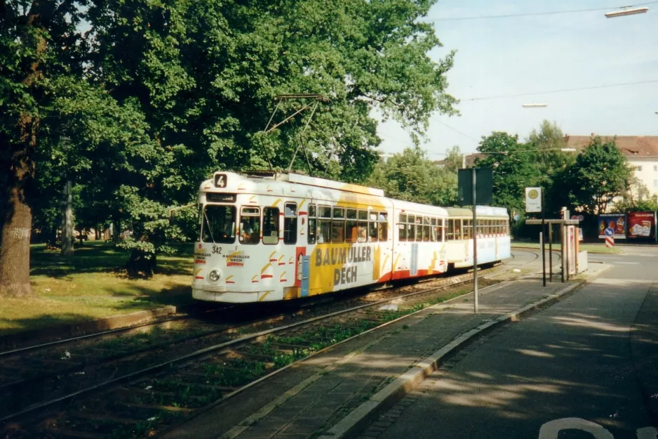 Nürnberg Straßenbahnlinie 4 mit Gelenkwagen 342 am Fliegerstr. (1998)