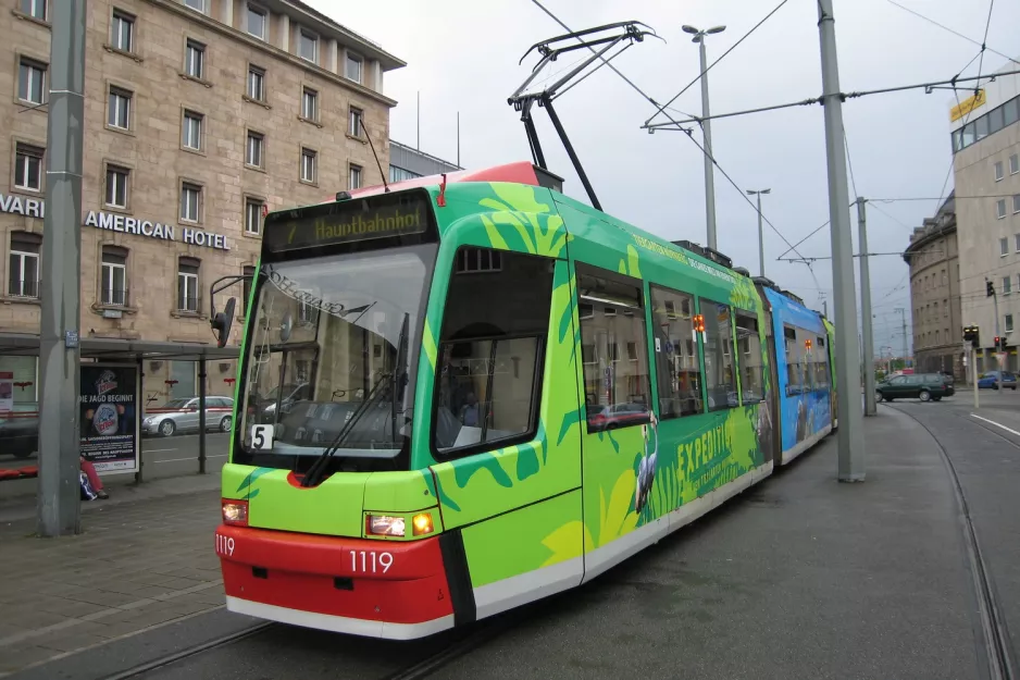 Nürnberg Straßenbahnlinie 7 mit Niederflurgelenkwagen 1119 am Bahnhofplatz (2010)